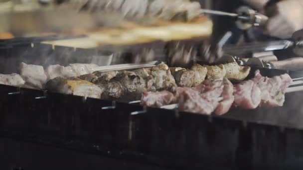 Rest.kebab 肉の背景の中に肉のグリル部分を揚げます。シシカバブ串焼き — ストック動画
