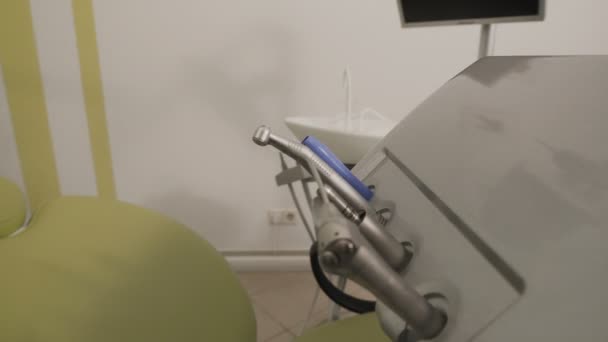 Olika dentala instrument och verktyg i en tandläkare kontor. Tandläkare kontor — Stockvideo