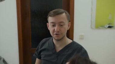 Doktor diş hekimi hastası incelemek hazırlanıyor