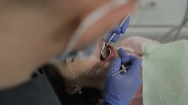 Sağlıklı dişler. Yakın çekim dişçi hastalar diş inceliyor