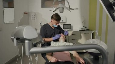 Diş hekimi hasta dişlerini inceliyor. Sağlıklı dişler