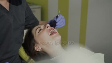 Erkek bir dişçi ofisinde çalışıyor