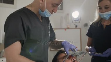 Diş hekimi ve asistanı hastalar diş tedavisi sırasında yüz yay kullanın. Üst çene kafatasının göreli olarak yerleştirme