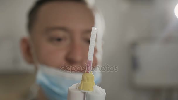 El dentista sostiene en sus manos una silicona. Futar, Kulzer — Vídeos de Stock