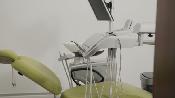 Különleges berendezés a fogorvosi rendelő. Fogorvosi magánrendelo — Stock videók