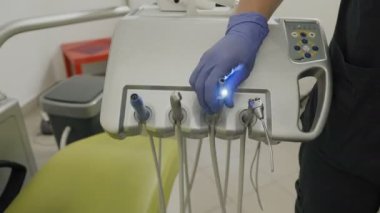 Diş hekimi elinde Medikal Cerrahi alet