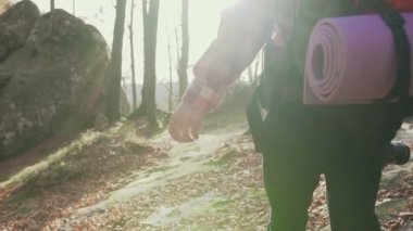 -Kız el çekerek mutlu genç adam - el el sonbahar güneşli günde yürürken peşimden