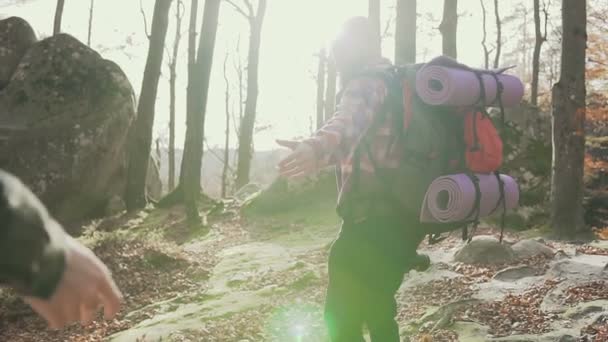 Following me - a happy young man with a backpack on his shoulders and a camera in his hands, pulling the girl with his hand - hand in hand went in the fall on a sunny day — Stock Video