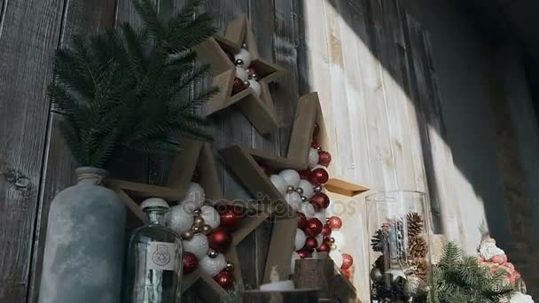 Ursprungliga dekoration av julgransdekorationer på trä hyllan i ett mysigt rum nära julgranen — Stockvideo