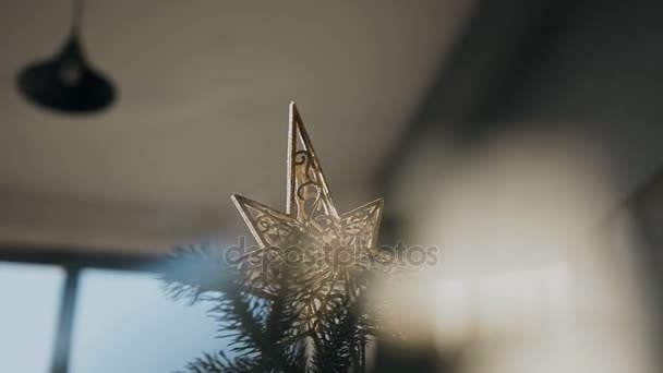Decoración de Navidad de oro, adorno de una estrella brillante en el árbol de Navidad de Año Nuevo — Vídeos de Stock