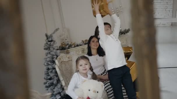 Felice giovane famiglia e festa di Natale — Video Stock