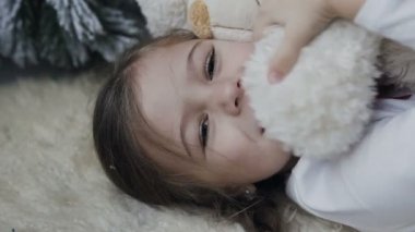 Yakın çekim yüz küçük güzel bir kızın büyük koyu renk gözleri ve uzun kirpikler