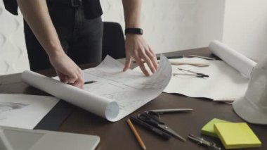 İşyerinde bir gayrimenkul proje üzerinde bir mimar ya da bir kişidir