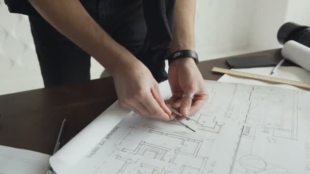 Primer plano de las manos de un joven arquitecto que trabaja con un compilador sobre un nuevo proyecto arquitectónico — Vídeos de Stock