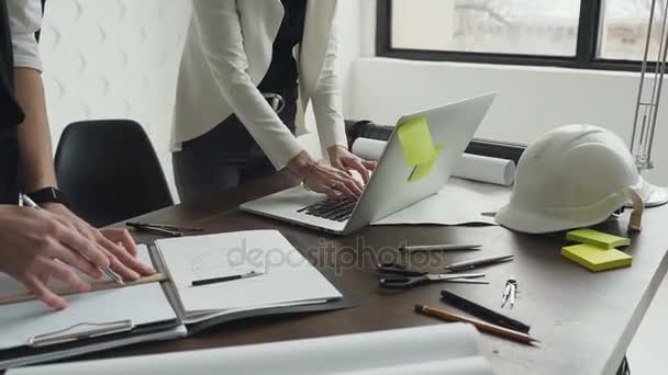 Arquiteto homem trabalhando com laptop e plantas, inspeção de engenheiro no local de trabalho para o plano de arquitetura, esboçando um projeto de construção, foco seletivo — Vídeo de Stock