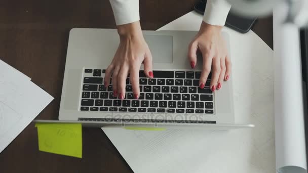 Fecha. Jovem mulher-arquiteta e jovem designer, trabalhando no projeto de novos apartamentos. Engenheiro e arquitecto desenha plantas no escritório. Arquiteta feminina trabalhando em um laptop — Vídeo de Stock