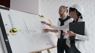 İki Mimarlar yeni bir özel ev proje üzerinde çalışıyoruz. Resmi silbaştan projede. Ekip çalışması mimarlar