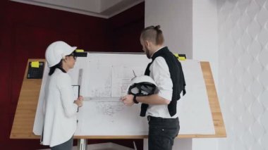 Bir mimar ve mühendis bir konut inşası için bir proje üzerinde çalışan ekip çalışması bina. Eller çalışma soruları sorununun sıkma