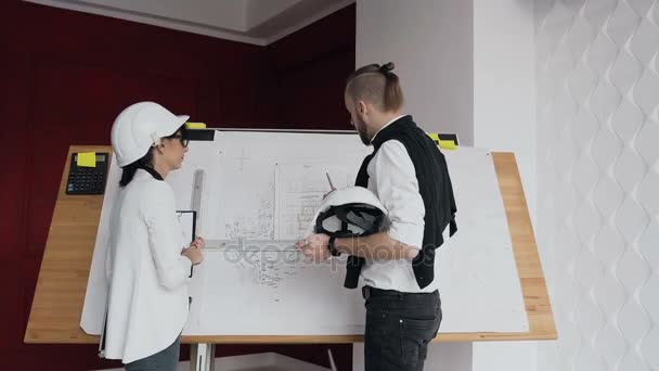 Die Teamarbeit eines Architekten und Ingenieurs, der an einem Projekt für den Bau eines Wohnhauses arbeitet. Händedruck bei der Klärung von Arbeitsfragen — Stockvideo