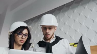 Bir dizüstü bilgisayarda çalışan iki Mimarlar yüzleri Close-Up