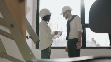 Mimar ve mühendis planı üzerinde el sallayarak. Takım proje üzerinde çalışan yapı kavramı. İşbirliği