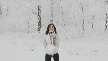 Kış yaşam tarzı kavramı - kar ile açık oynayan genç kadın olmuyor - mutlu duygular-uçan kar taneleri güneşli gün arkadan aydınlatmalı kız kış Park eğlenmek