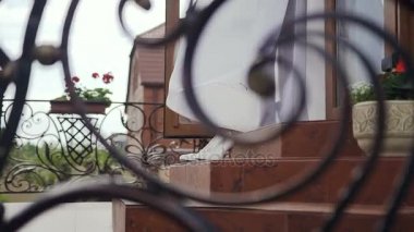 Beyaz ayakkabı yakın çekim bir özel ev merdivenlerde vardır. Bir yaz tatili gün hafif esinti düğün