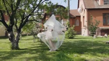 Güzel gelin etrafında döner ve bahar bahçe evinin yakınındaki bir güneşli sabah yürür uzun bir dantel ile beyaz bir elbise içinde. Sabah gelin. Düğün kavramı