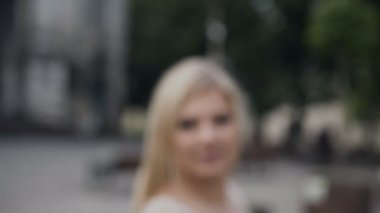 Kameraya çek. Bir genç kızın yüzü kapatın. Sarışın. Güzel kadın