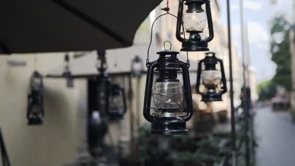 Крупним планом красиві чорні маленькі ліхтарі, що висять на одній з вулиць старого міста — стокове відео