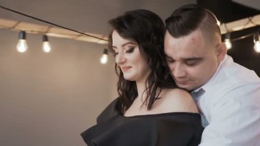 Yakın çekim bir güzel genç aile daire yatakta üzerinde duruyor ve yavaşça göbek tutun. 7-8 ay gebelik anlayıştır