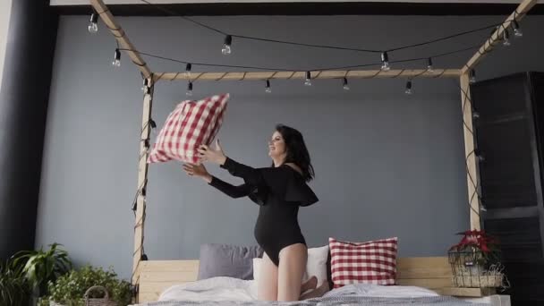 En Chica Cama Baño Traje Y De Negro Lanza EmbarazadaSe Una La Morena AlmohadaMujer Regocija PX0nwk8O