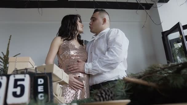 nezhnoe-telo-zheni-video-rozovie-golfi-na-zrelih-zhenshinah