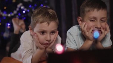 Bir şey ilginç ve eğlenceli bir sosyal ağ üzerinden laptop benzeyen iki erkek close-up