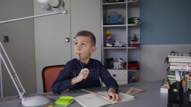 Genç bir çocuk öğretmen sordu ödev yapmak nasıl ilginç bir fikir geldi. Evde, ev ödevi notları defter, kalem çizimler Notebook