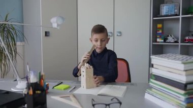 Öğrenci Evi yerleşimini ölçümleri ve çizimleri bir defterde yapar