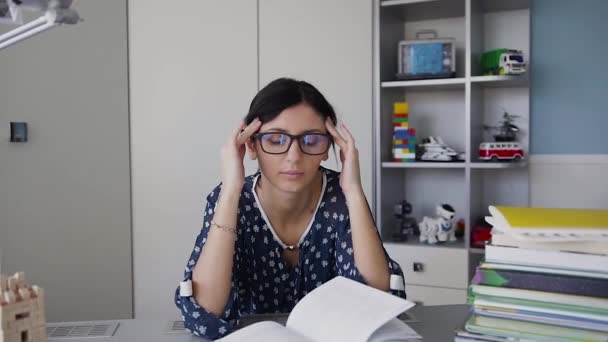 Joven mujer triste en gafas con dolor de cabeza masajeando sus sienes con movimiento circular, cuidado de la salud y concepto de estrés — Vídeo de stock