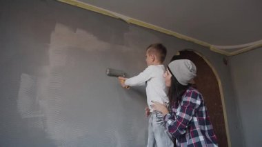 Küçük adam merdivenin yüksek anlamına gelir ve bir duvar bir merdane ve onu değil düşmek çok ve puan ile olan parmak boya nerede onun genç anne tutar ile berabere