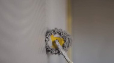 Çıplak duvar boya silindiri ile dışarı ile gri boya boyama. El boyama boya silindiri kullanarak. Ressam kız silindir boyama duvar, ressam ev kavramı ile iş yerinde