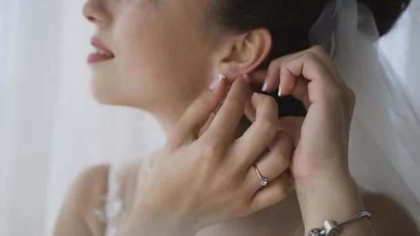 Detail, nevěsta mladá dívka s krásnou make-up nosí, svatební ozdoby — Stock video