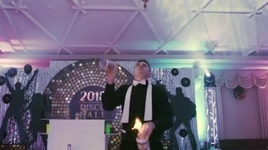 Yangın bir disko partide üç şişe ile profesyonel bir barmen juggles. Barmen etkileyici tatil harika onun göstermek