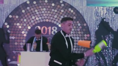 Yakın çekim. Akrobatik gösterisi bir hokkabazlık barmen tarafından gerçekleştirilen şişe ve barda karıştırma kabı masa arka plan kokteyller ile