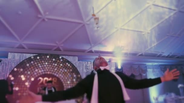 Show acrobático realizado por barman com um coquetel em copo. Jovem trabalhando como barman show em uma festa de discoteca — Vídeo de Stock