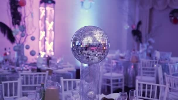 Au restaurant de la fête, la table est décorée d'une boule miroir disco. Le miroir effet boule disco sur la fête — Video