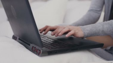 Yakın çekim. Tipik bir dizüstü bilgisayar klavye üzerinde eller. Dizüstü bilgisayar