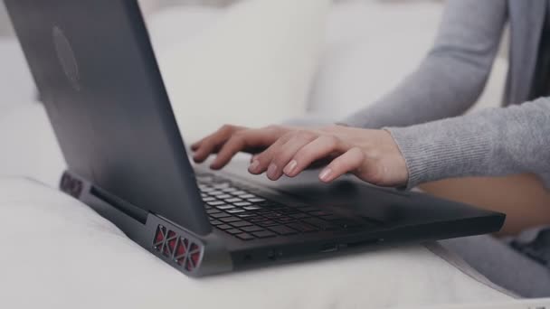 クローズ アップ。女性の手は、ノート パソコンのキーボードで入力します。ノート パソコン — ストック動画