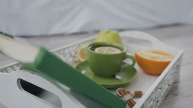 Tepsi bir yatakta lezzetli breakfast ile işte yanında bir kitap. Kapalı