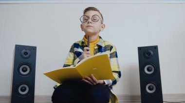Ders kitabı ile gözlük güzel çocuk evde katta oturuyor ve orada ilginç bir şey kaydeder. Öğrenci okul evde yaparken istendi iş yok