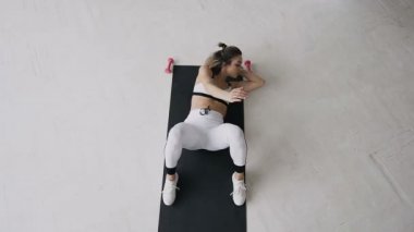 Genç ve sağlıklı kız sallamak spor salonunda karın kasları var. Bir fitness kız shaks basın. Bir kişi fitness salonunda yapıyor