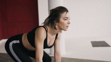 Genç fitness kadın elinde pembe dumbbells ile ağız kavgası yapıyor. Kadın pembe dumbbells ile siyah spor giyim